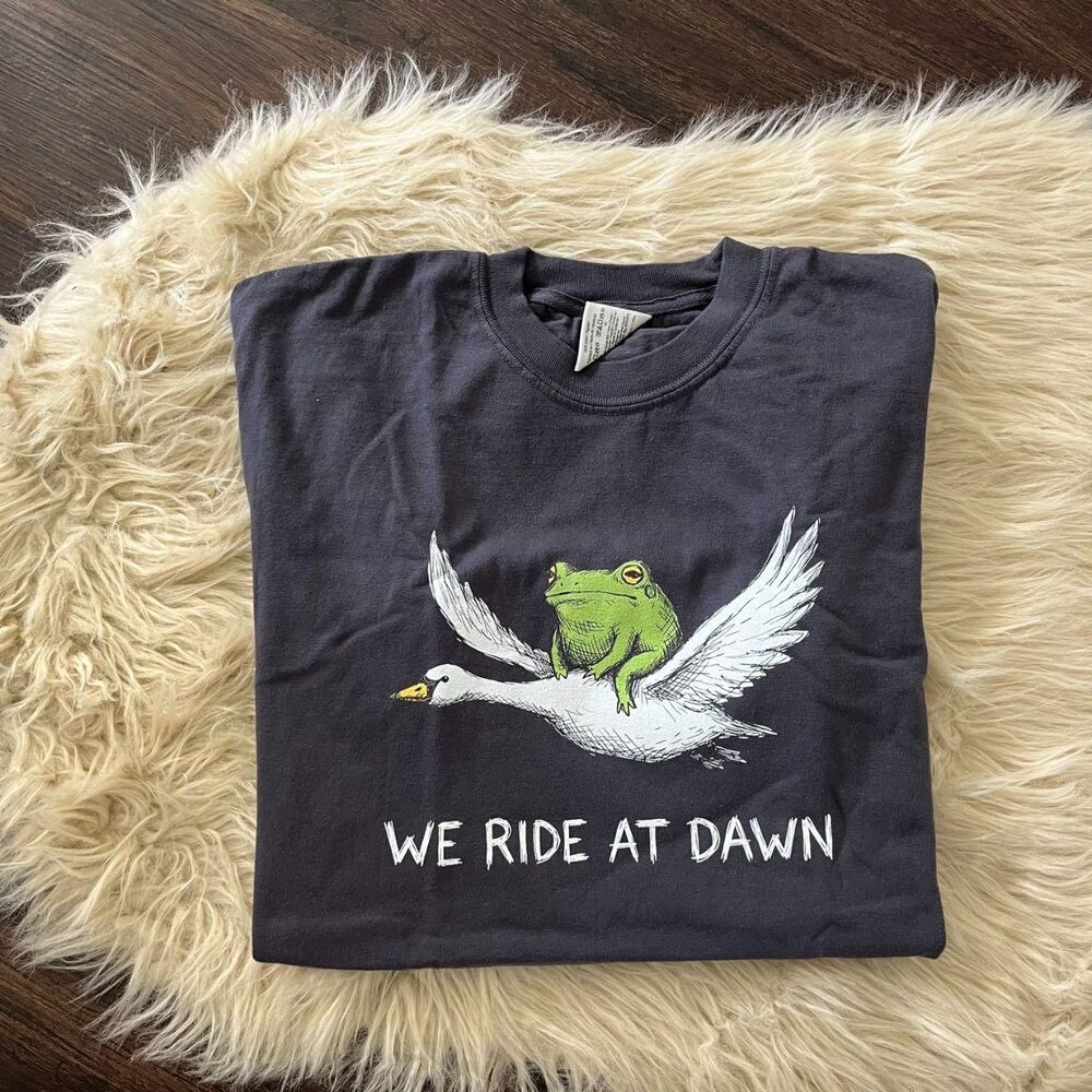 NWOT Gray "We Ride At Dawn" Frog Flying On Goose Graphic Tee T-shirt Size M